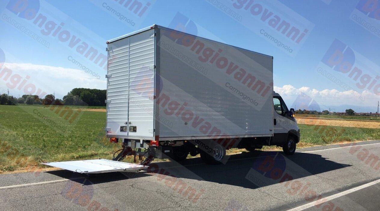 Furgone e sponda pronta al carico/scarico