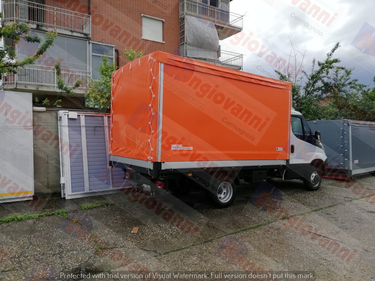 Cassone con centina e telone arancione.
