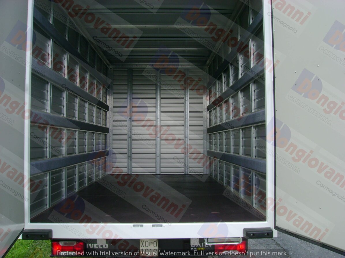 Furgone bianco vista interna senza rivestimento.