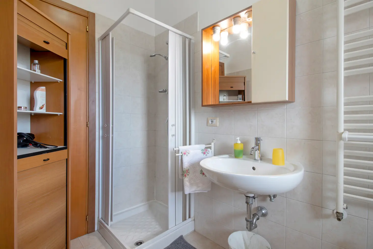 eyJlbiI6IkJhZ25vIHByaXZhdG8gY2FtZXJhIEImQiBMZSBQaWFuZSBNYXRlcmEgY29uIGRvY2NpYSJ9