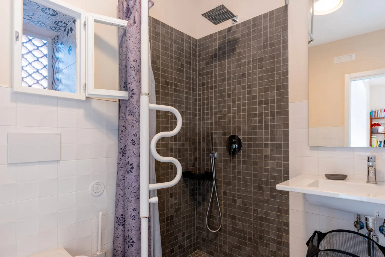 eyJlbiI6IkJhZ25vIGNhbWVyYSBEaW1vcmEgU3BpbmUgQmlhbmNoZSBNYXRlcmEgY29uIHNldCBkaXNhYmlsaSJ9