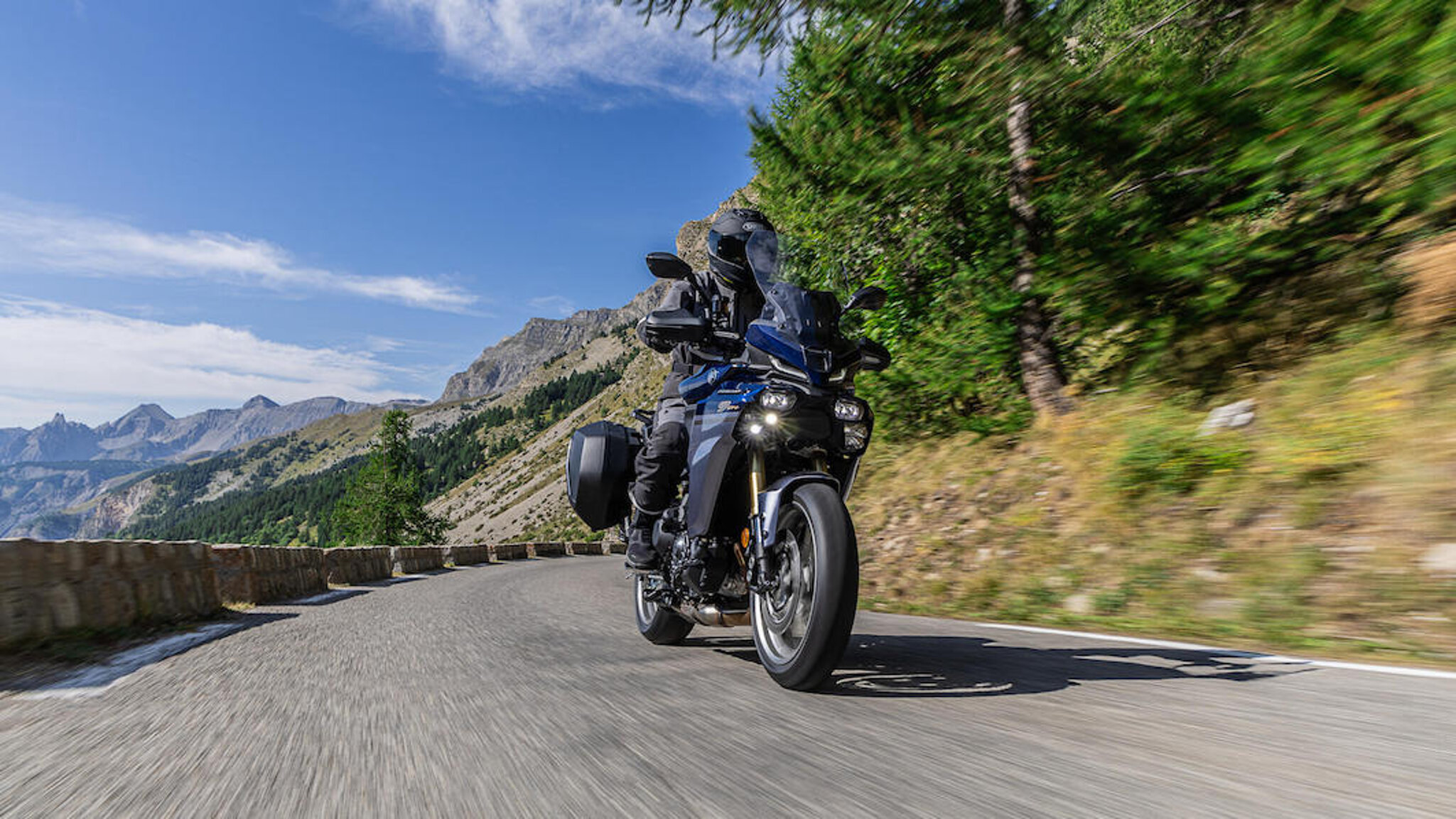 2025-yamaha-mt09atrdxcs-eu-cobalt_blue-action-002-03.jpeg
