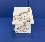 a26064-salvadanaio-a-casetta-disegno-dinosauri