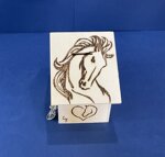 a26077-salvadanaio-a-casetta-disegno-cavallo