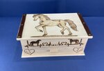 a26484-portagioie-con-ribalta-e-cassetto-disegno-cavallo