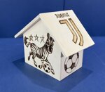 a26415-salvadanaio-a-casetta-disegno-calcio