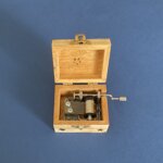 art-c221-d-mini-cofanetto-carillon-disegno-delfini