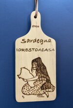 art-t085-f-tagliere-disegno-donna-sarda