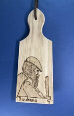 a26392-tagliere-disegno-uomo-con-cappello-e-bastone