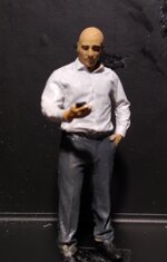 art-fc006-sc-135-uomo-che-usa-il-cellulare