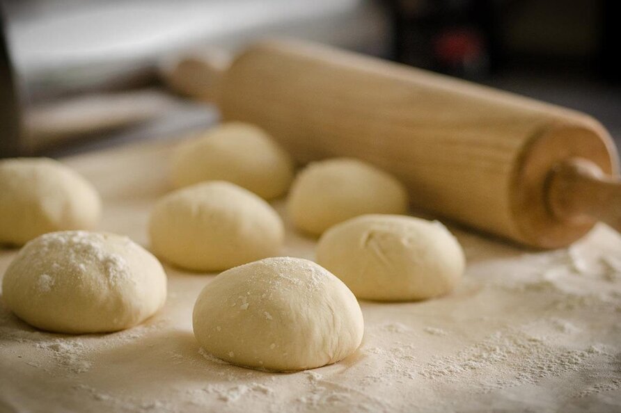 Palline di pizza lievitate in acqua per un impasto soffice, elastico e naturale, con fermentazione controllata e multisensoriale.