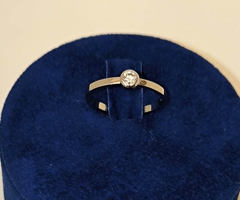 verlobungsring-mit-diamant-in-zargenfassung