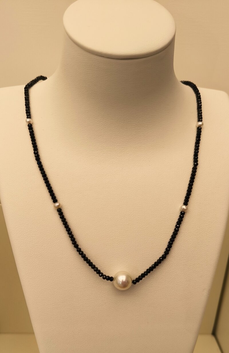 collier-mit-schwarzen-spinell-und-perlenakzenten