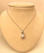 collana-con-pendente-di-perle-moderne