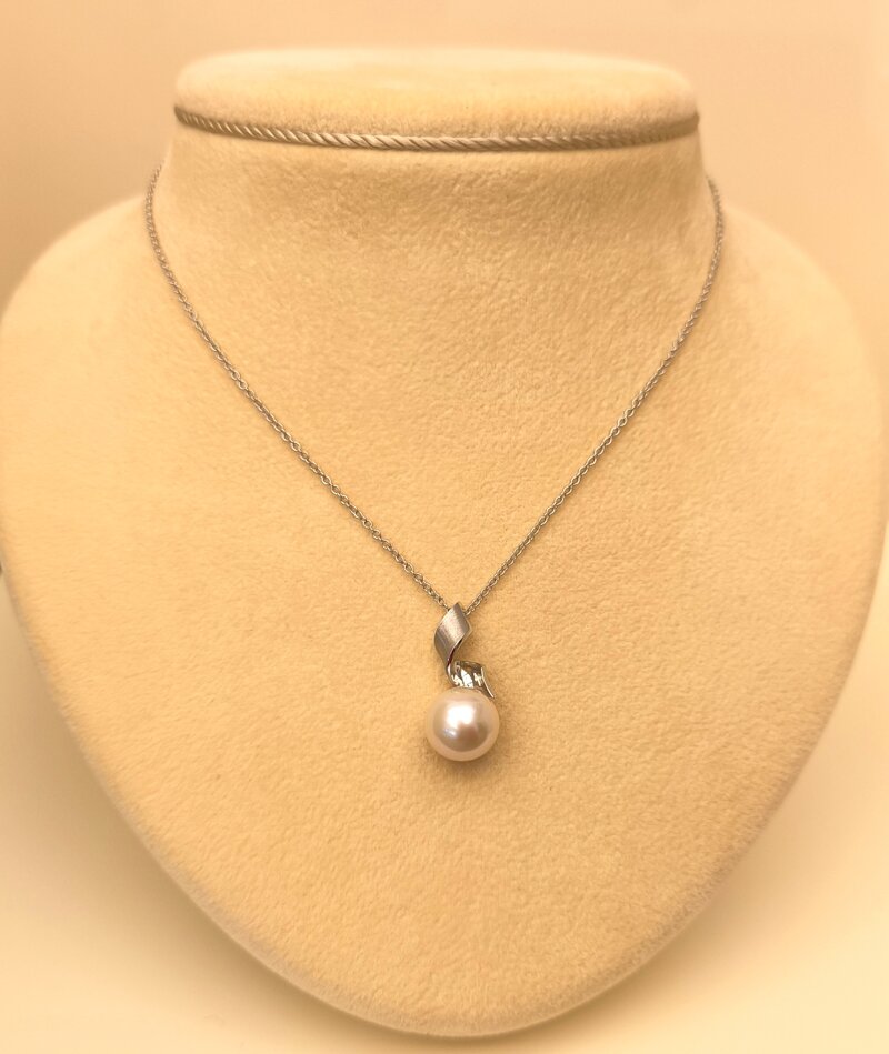 collana-con-pendente-di-perle-moderne