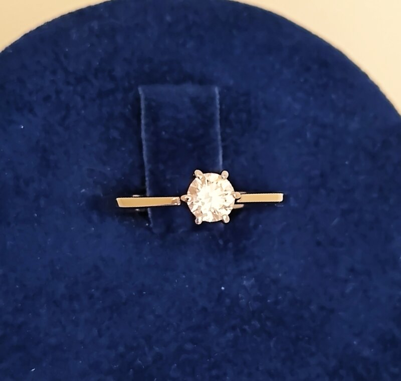 anello-con-diamante-montatura-a-6-griffe-042-ct