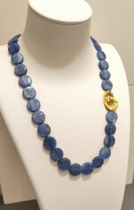 collana-con-quarzo-blu-e-chiusura-elegante