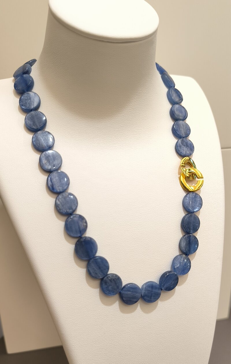 collier-mit-blauen-quarz-und-eleganter-schliee