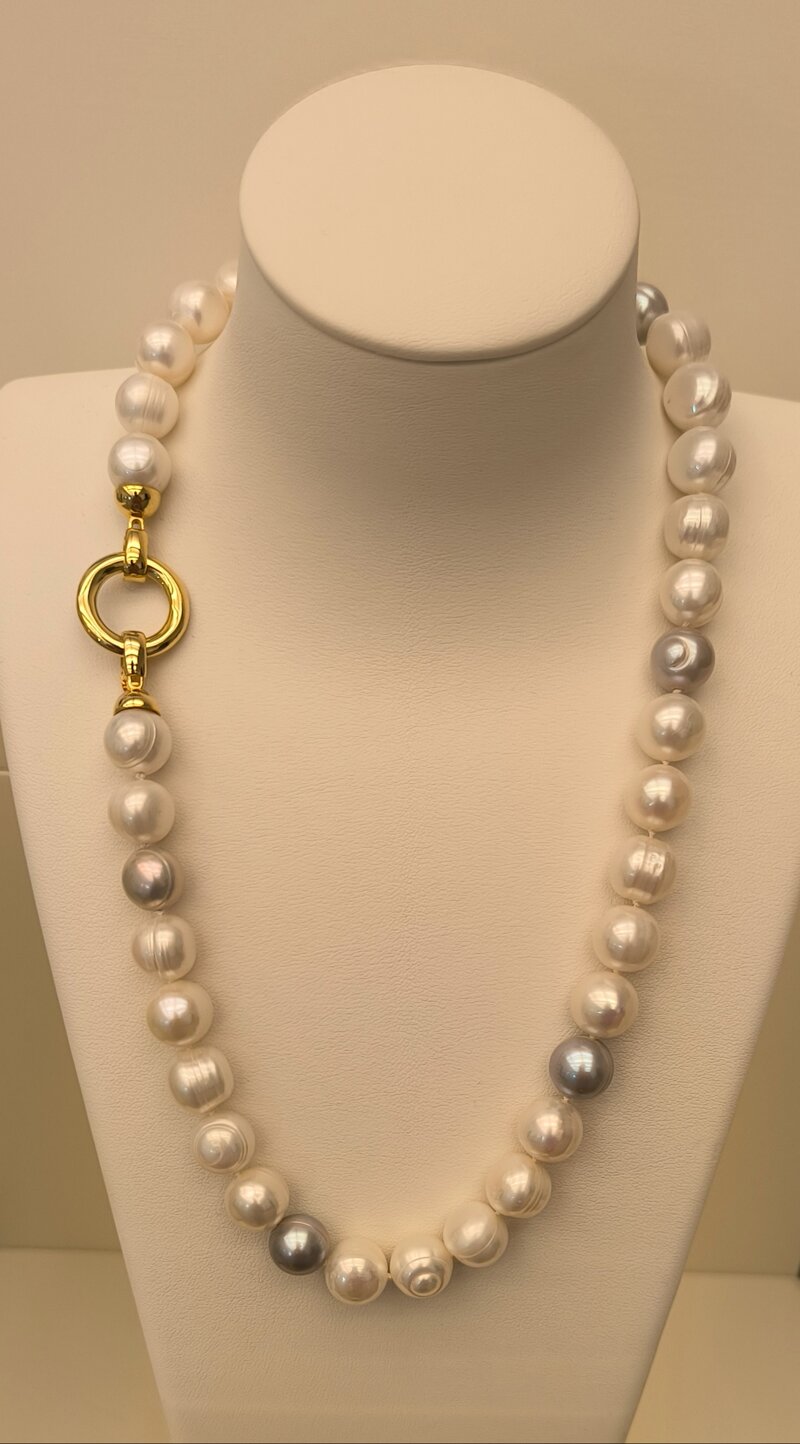 perlenkette-mit-weien-und-silberfarbigen-perlen