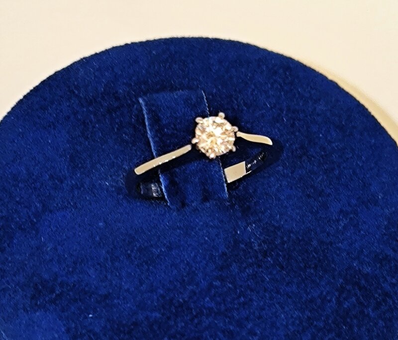 anello-con-diamante-montatura-a-6-griffe-040-ct