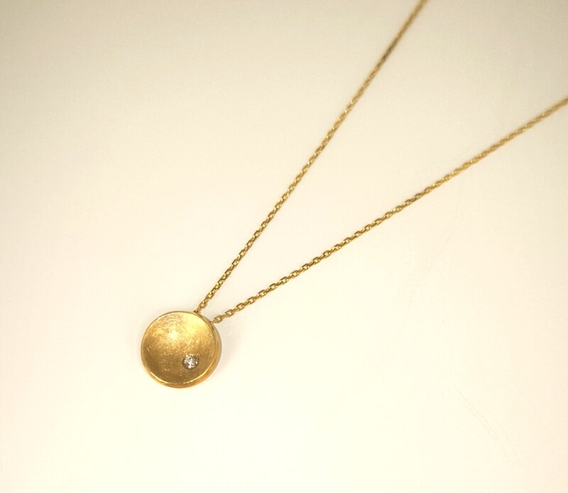 halskette-scheibe-mit-brillant