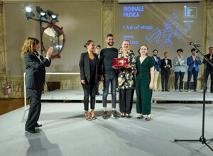 eyJlbiI6IkF3YXJkIEJlc3QgUGVyZm9ybWFuY2UgQmllbm5hbGUgTXVzaWNhIDIwMjIgIn0=