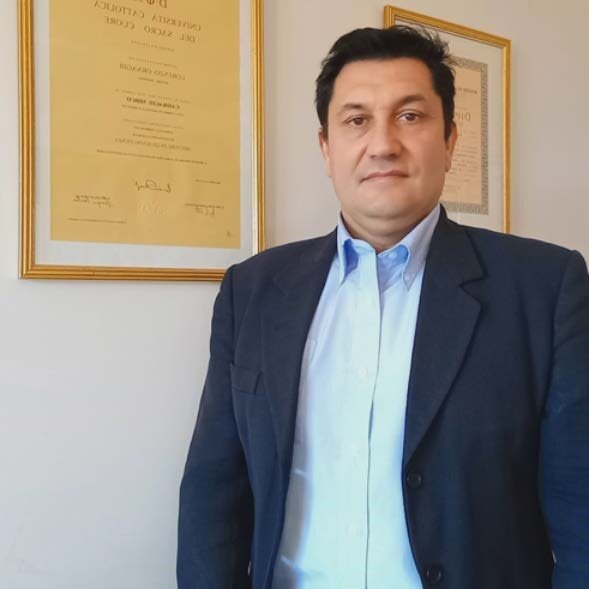 Visibilità e Sicurezza nei Cantieri. Mi capita spesso di lavorare in aree ad alta interferenza, dove mezzi pesanti e operai si muovono contemporanea-mente. In queste situazioni, essere visti equivale a essere al sicuro. Il Testo Unico sulla Sicurezza stab