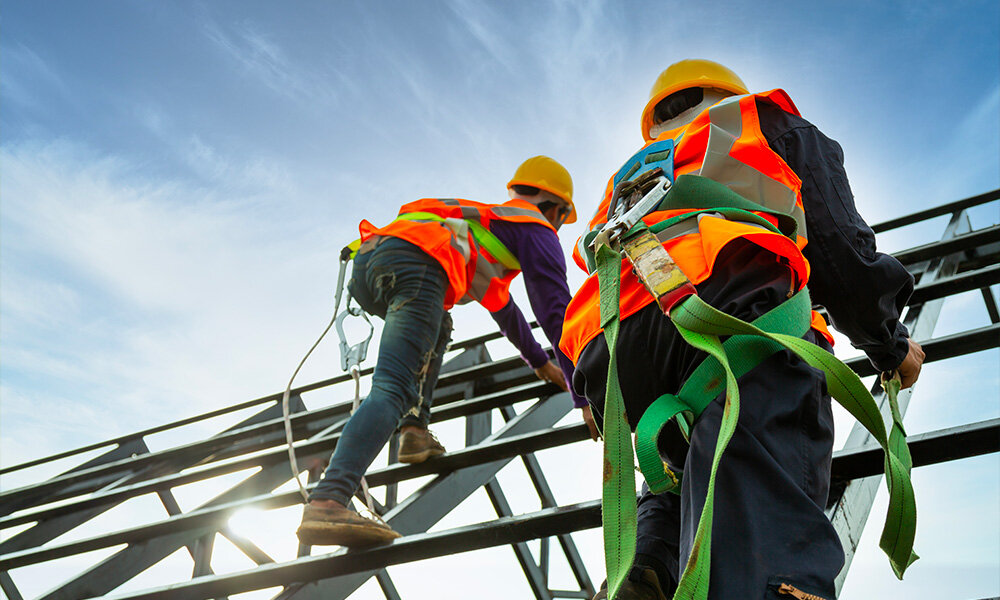 CADUTE DALL’ALTO E INFORTUNI MORTALI: il paradosso italiano tra riduzione degli incidenti e stabilità del numero di vittime