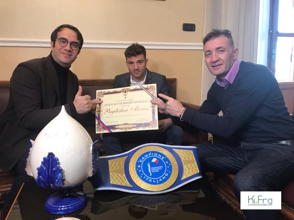 La Provincia di Taranto premia il campione Luigi Merico: attestato di merito sportivo La Provincia di Taranto premia il campione Luigi Merico: attestato di merito sportivo