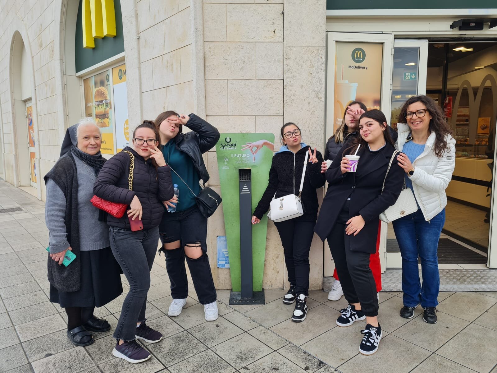 Rivoluzione ambientale: le allieve del Ciofs/fp Puglia di Taranto trasformano mozziconi di sigaretta in oggetti utili