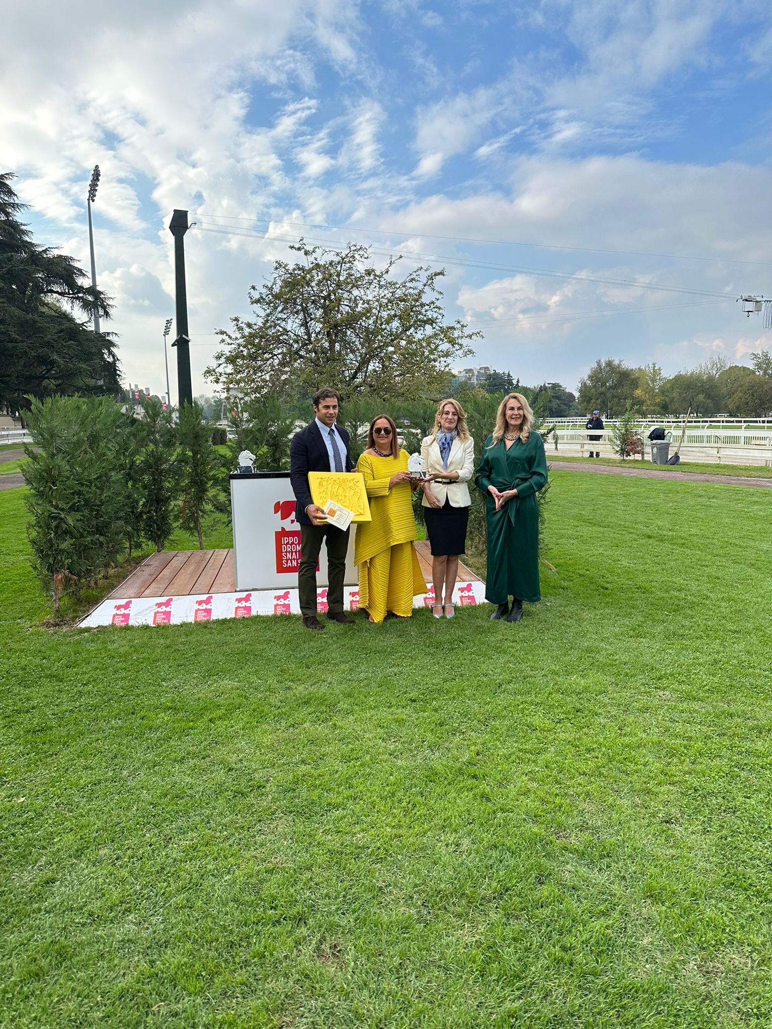 GRANDE RICONOSCIMENTO PER L’ARTISTA MARIOLINA MORCIANO, PREMIATA A SAN SIRO ALL’EVENTO: ARTE & CAVALLO GRANDE RICONOSCIMENTO PER L’ARTISTA MARIOLINA MORCIANO, PREMIATA A SAN SIRO ALL’EVENTO: ARTE & CAVALLO
