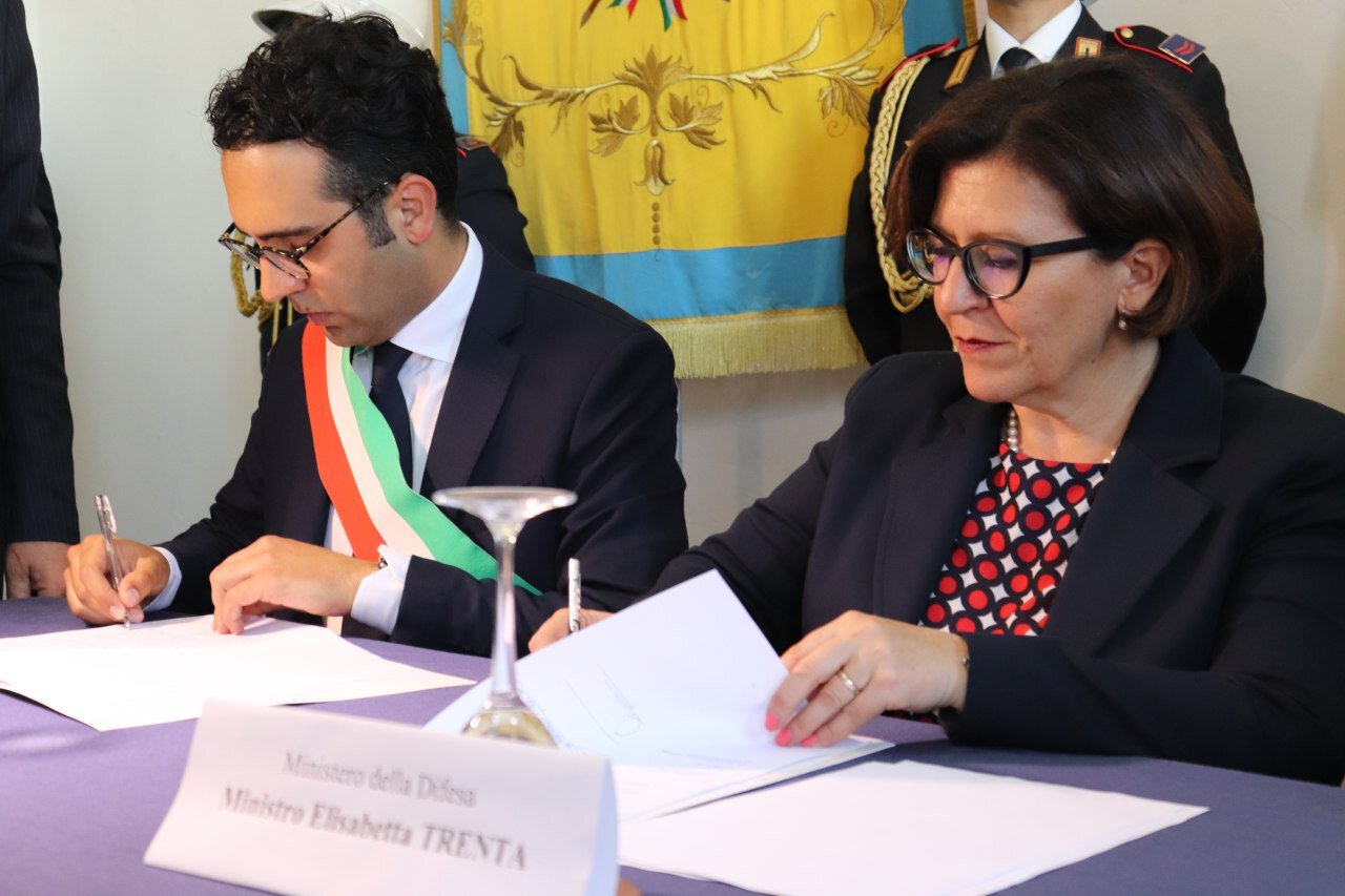 MINISTRO TRENTA A MARINA DI GINOSA, SOTTOSCRITTO PROTOCOLLO PASSAGGIO BATTERIA TOSCANO