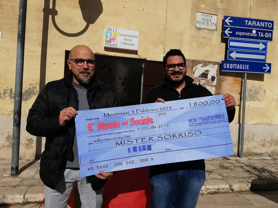Mille Mani, che successo "E' Natale nel sociale". Consegnato l'assegno da 1800 euro a Mister Sorriso per il reparto di Pediatria di Taranto Mille Mani, che successo "E' Natale nel sociale". Consegnato l'assegno da 1800 euro a Mister Sorriso per il reparto di Pediatria di Taranto