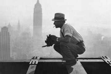charles-clyde-ebbets-iconica-fotografia-americana-colorata-pranzo-in-cima-a-uno-skyscraper-di-new-york-1932-2gbt532.jpeg