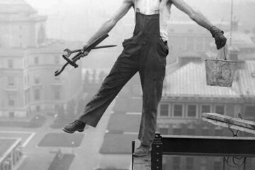charles-ebbets-shooting-his-famous-photograph-e2809clunch-atop-a-skyscrapere2809d-1932.jpeg