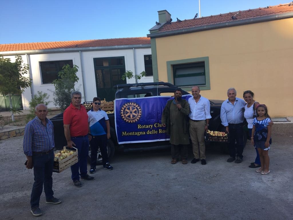 Giornata di donazione delle pesche di Bivona alla missione di Biagio Conte