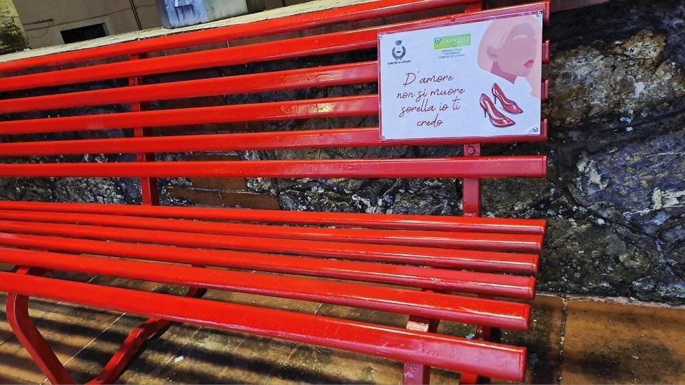 Panchina dedicata al 25 novembre nel comune di Lungro Panchina dedicata al 25 novembre nel comune di Lungro