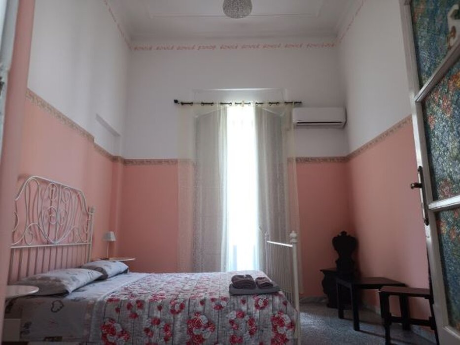 Room with balcony near Piazza Dante Catania center