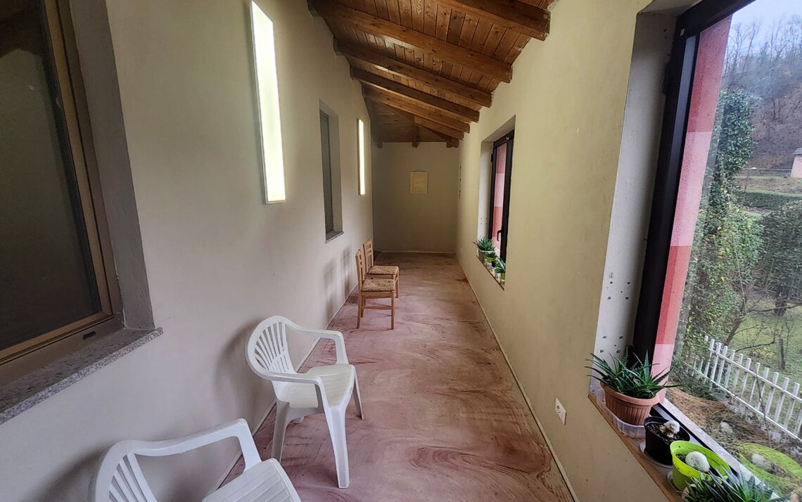 Spazio protetto del caldo estivo, il freddo invernale e le piogge per incontri ospiti-parenti Spazio protetto del caldo estivo, il freddo invernale e le piogge per incontri ospiti-parenti