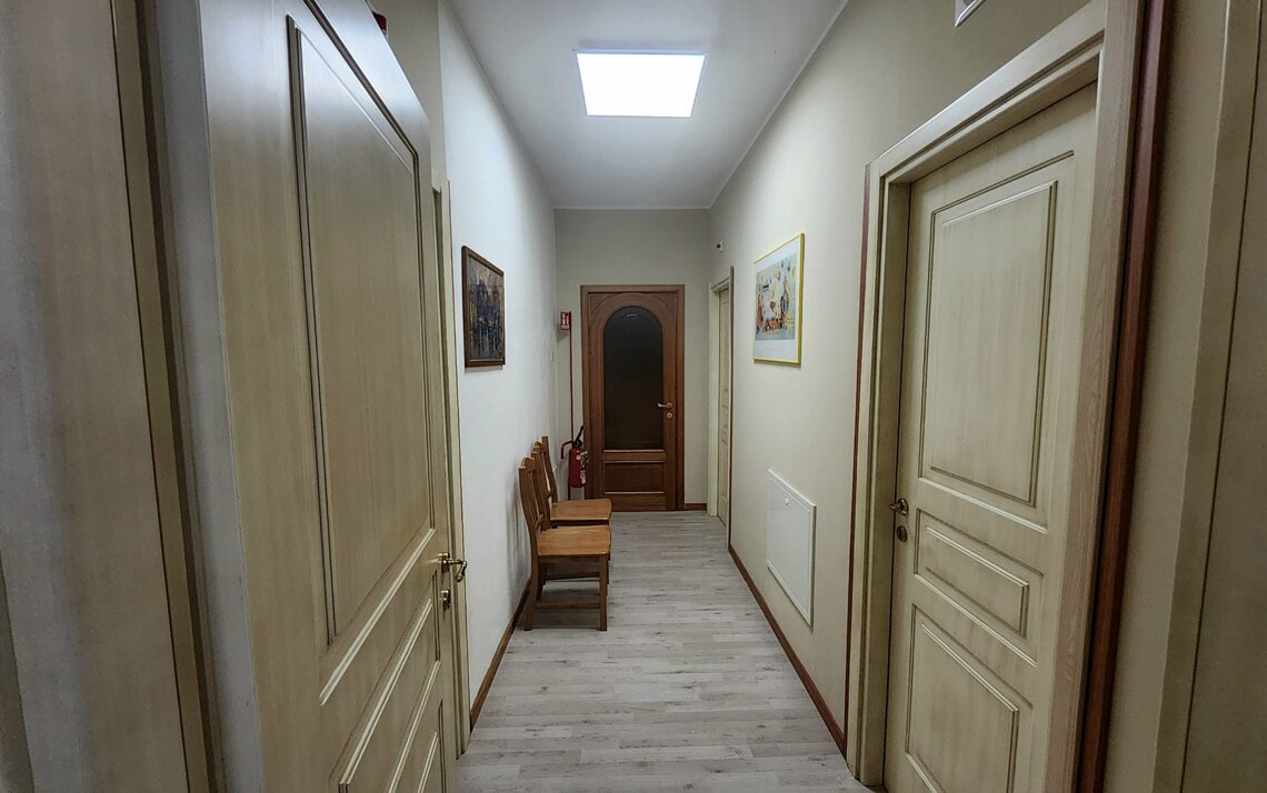 spazio di transito tra sala operatori e le stanze degli ospiti. spazio di transito tra sala operatori e le stanze degli ospiti.