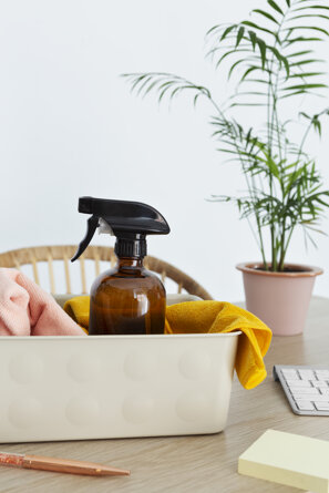 natura-morta-del-processo-di-pulizia-dell-ufficio (1).jpeg