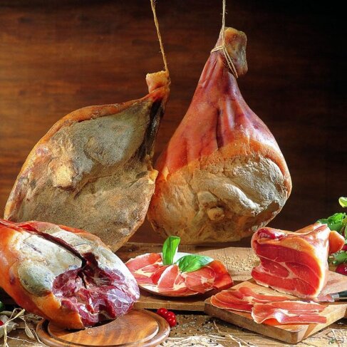 salumificio-ceru-salumi-di-gombitelli-prosciutto-con-osso-o-disossato-e1608394804970.jpeg