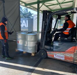 operai a lavoro nel magazzino operai a lavoro nel magazzino