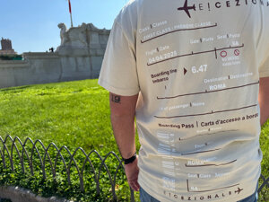 T-shirt personalizzabile con dettagli del viaggio
