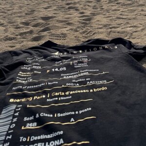 T-shirt personalizzabile con destinazione, data e messaggio personale