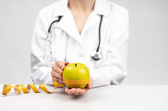 nutritionist-woman-holding-apple-1024x683.jpeg