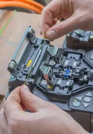 tecnico-fibra-ottica-aziendale-a-roma--soluzioni-ftth-ftto-e-dark-fiber-per-pmi-1080x675