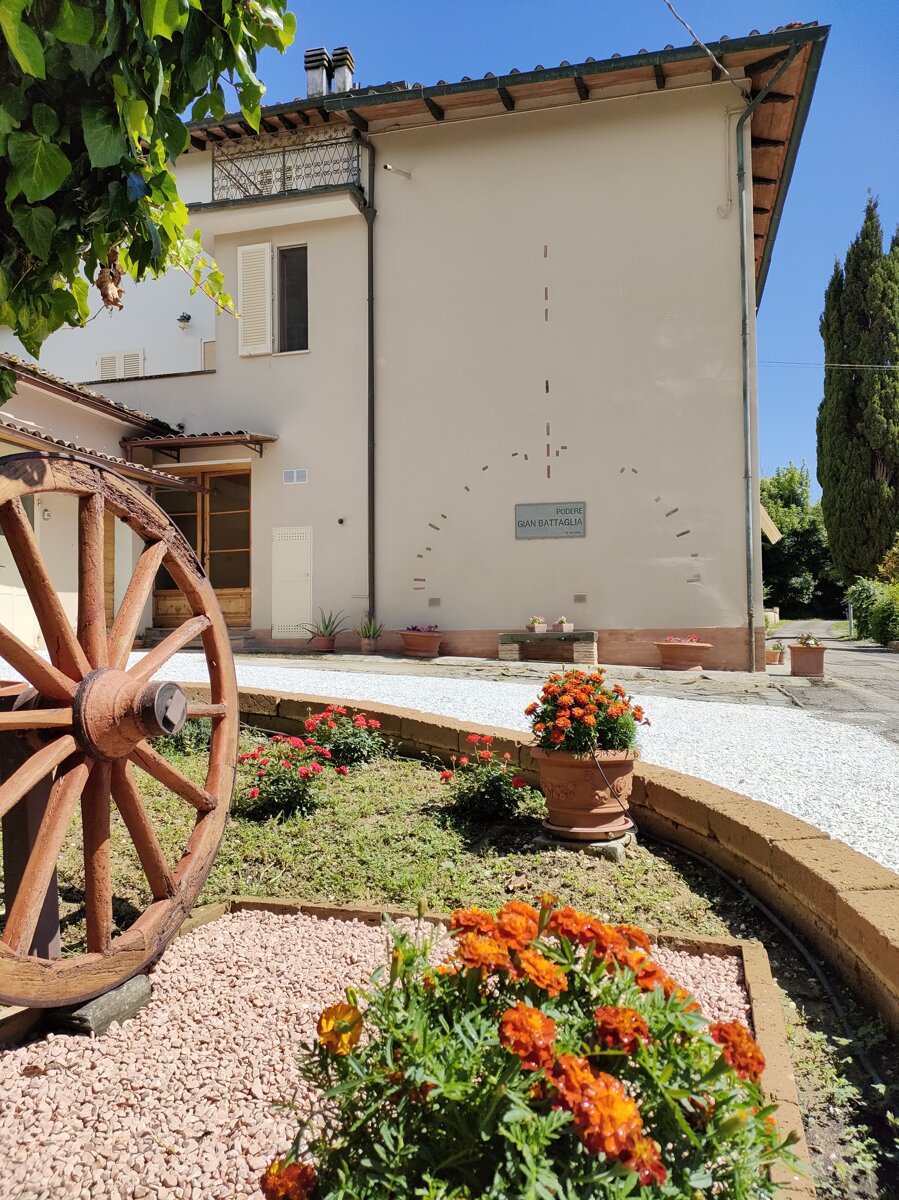 Vista posteriore della struttura, parcheggio e Ricarica Auto Elettrica 