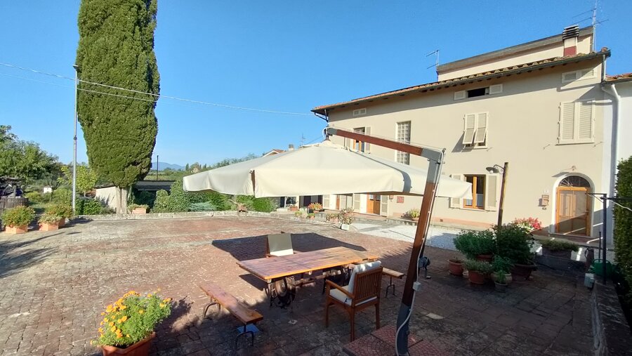 Vista frontale della struttura con ingresso riservato