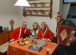 Babbi Natali con gli anziani Babbi Natali con gli anziani